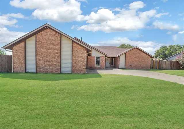 Photo 2 of Single family home for sale at 801 Rosehaven Dr, Altus, OK 73521 | MLS# 1186328 | Listing updated on 2026-01-01