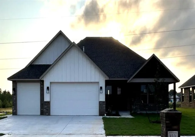 1st image of 810 Manzano Dr, Norman, OK 73071 | MLS# 1186461