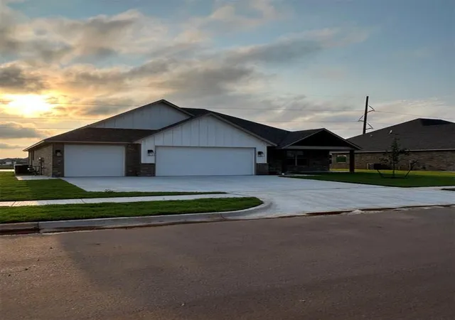 2nd image of 810 Manzano Dr, Norman, OK 73071 | MLS# 1186461