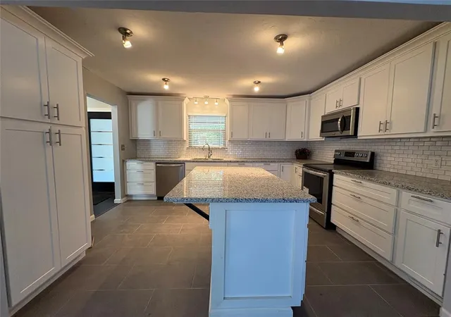 Photo 3 of Single family home for sale at 2327 Ashwood Ln, Norman, OK 73071 | MLS# 1186802 | Listing updated on 2025-09-15