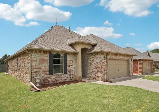 2nd image of 1172 Monument Ln, Yukon, OK 73099 | MLS# 1187069