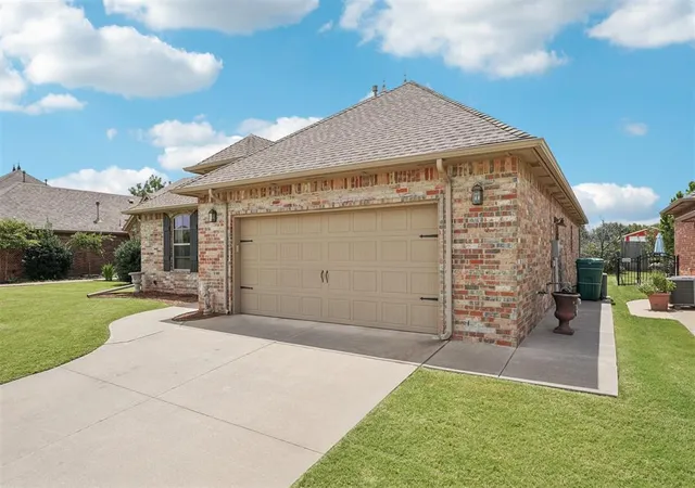 3rd image of 1172 Monument Ln, Yukon, OK 73099 | MLS# 1187069
