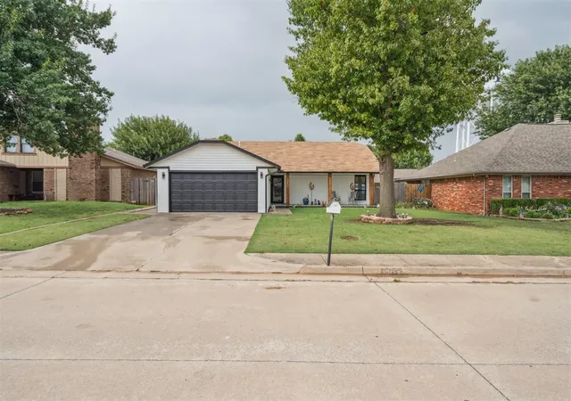 2nd image of 1051 Royal Ln, Yukon, OK 73099 | MLS# 1189037
