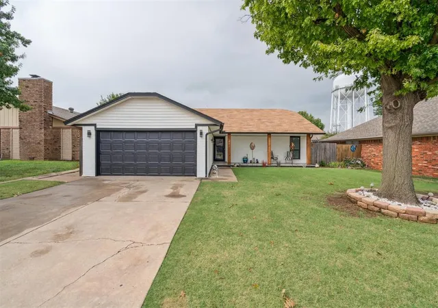 3rd image of 1051 Royal Ln, Yukon, OK 73099 | MLS# 1189037