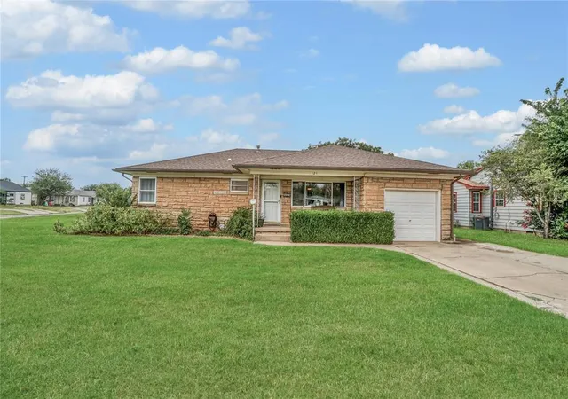 Homes for sale in Altus, OK | 121 Pine Ave, Altus, OK 73521 | MLS# 1189094