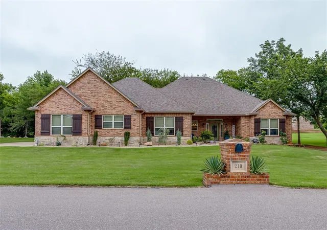 Photo 5 of Single family home for sale at 210 N Riverside Dr, Moore, OK 73160 | MLS# 1189299 | Listing updated on 2025-09-12
