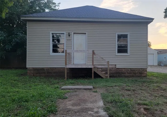 Photo 1 of Single family home for sale at 228 S 2nd St, Waukomis, OK 73773 | MLS# 1189341 | Listing updated on 2026-02-18