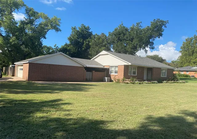 Homes for sale in Elk City, OK | 1204 W C Ave, Elk City, OK 73644 | MLS# 1189551