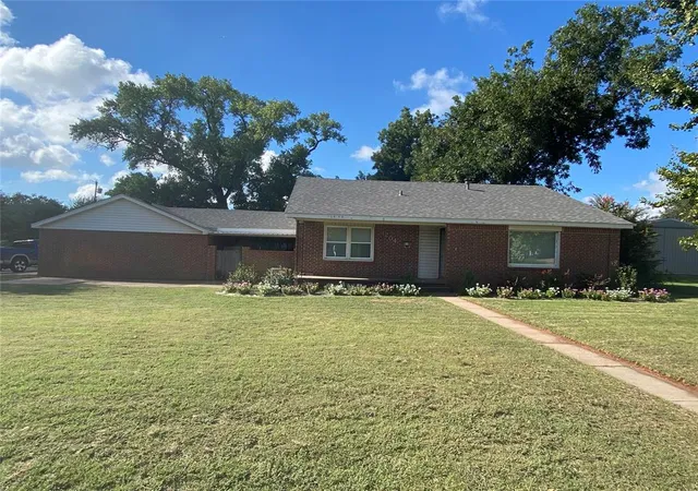 Homes for sale in Elk City, OK | 1204 W C Ave, Elk City, OK 73644 | MLS# 1189551