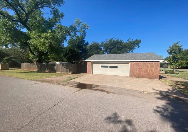 Homes for sale in Elk City, OK | 1204 W C Ave, Elk City, OK 73644 | MLS# 1189551