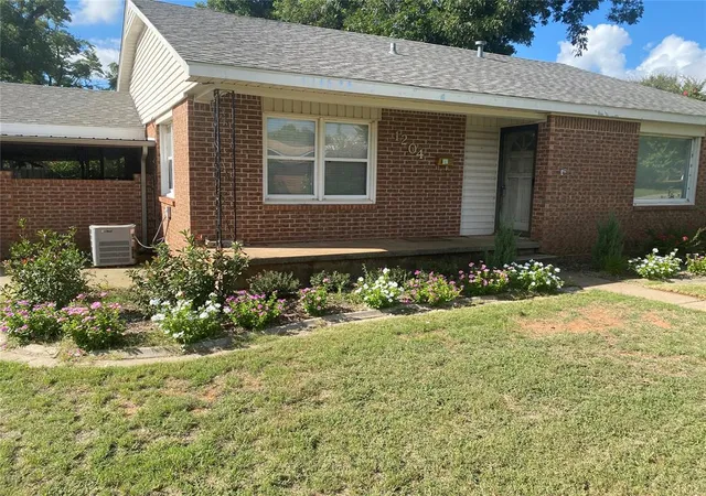 Homes for sale in Elk City, OK | 1204 W C Ave, Elk City, OK 73644 | MLS# 1189551