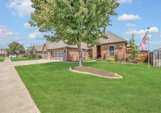 2nd image of 612 Old Home Pl, Yukon, OK 73099 | MLS# 1189746