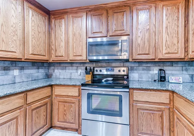 Photo 2 of Single family home for sale at 945 Fox Run Ln, Blanchard, OK 73010 | MLS# 1190036 | Listing updated on 2025-11-23