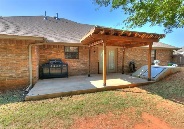 Photo 3 of Single family home for sale at 945 Fox Run Ln, Blanchard, OK 73010 | MLS# 1190036 | Listing updated on 2025-11-23