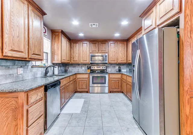 Photo 2 of Single family home for sale at 945 Fox Run Ln, Blanchard, OK 73010 | MLS# 1190036 | Listing updated on 2025-11-23