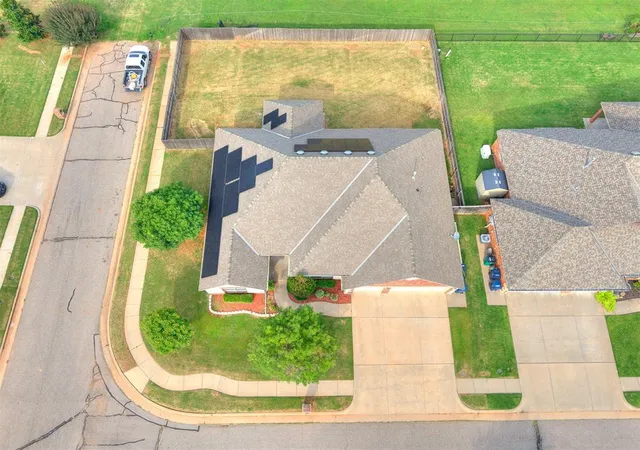 3rd image of 5905 Creekmore Dr, Oklahoma City, OK 73179 | MLS# 1190467