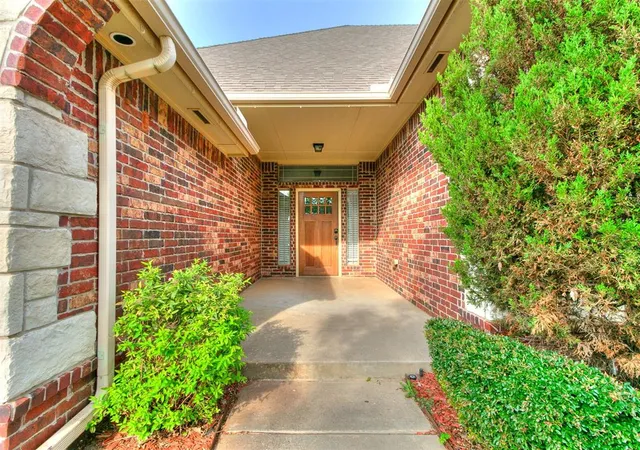4th image of 5905 Creekmore Dr, Oklahoma City, OK 73179 | MLS# 1190467