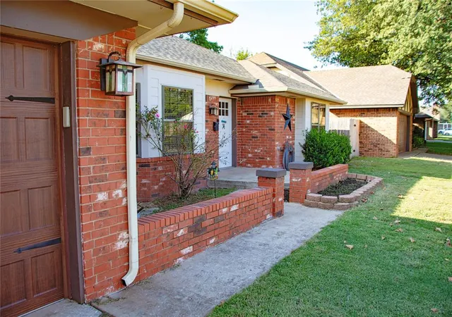 2nd image of 2105 Bonnycastle Ln, Yukon, OK 73099 | MLS# 1191060