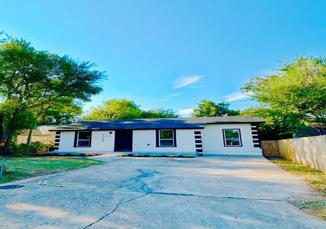 2nd image of 2104 Ne 15th St, Oklahoma City, OK 73117 | MLS# 1191236