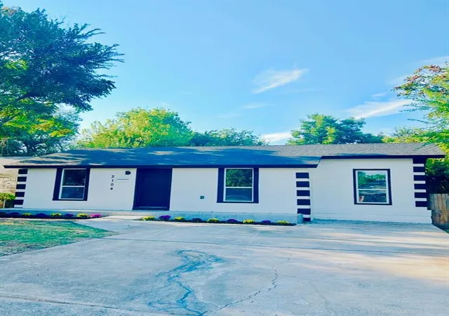 1st image of 2104 Ne 15th St, Oklahoma City, OK 73117 | MLS# 1191236