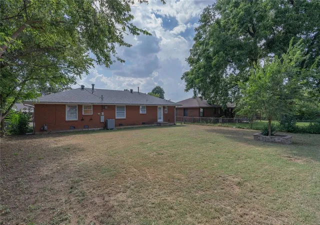24th image of 305 W Coe Dr, Oklahoma City, OK 73110 | MLS# 1191658