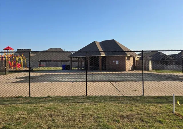 37th image of 321 Greens Pkwy, Norman, OK 73069 | MLS# 1192073