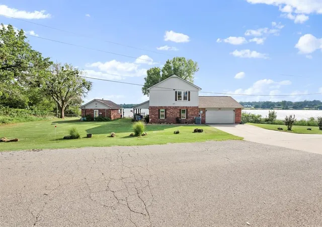 3rd image of 809 Lakewood Dr, Guthrie, OK 73044 | MLS# 1193514