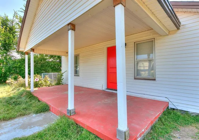 Photo 2 of Single Family Residence at 2933 Woodlawn Dr, Moore, OK 73160 | MLS# 1194063 | | Sold on 2025-11-21