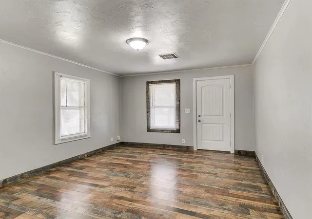 Photo 3 of Single Family Residence at 2933 Woodlawn Dr, Moore, OK 73160 | MLS# 1194063 | | Sold on 2025-11-21