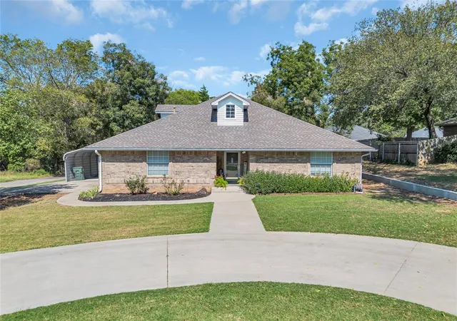 Photo 2 of Single Family Residence at 307 Bowling Dr, Pauls Valley, OK 73075 | MLS# 1194516 |  | Sold on 2026-01-30