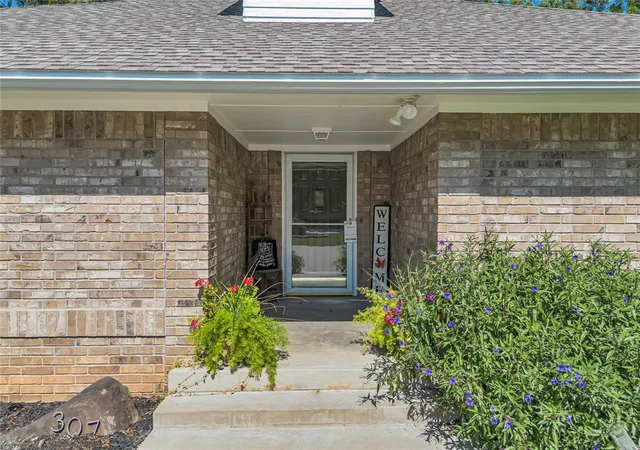 Photo 3 of Single Family Residence at 307 Bowling Dr, Pauls Valley, OK 73075 | MLS# 1194516 |  | Sold on 2026-01-30