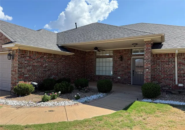 Photo 2 of Single family home for sale at 1016 Sheryl Ln, Altus, OK 73521 | MLS# 1194772 | Listing updated on 2025-12-29