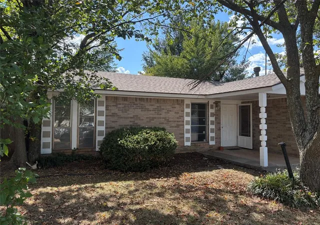 Photo 3 of Single family home for sale at 316 E Greenwood Ln, Mustang, OK 73064 | MLS# 1194822 | Listing updated on 2026-02-13