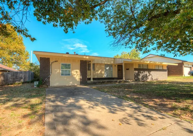3rd image of 1021 W Woodcrest Dr, Oklahoma City, OK 73110 | MLS# 1195854