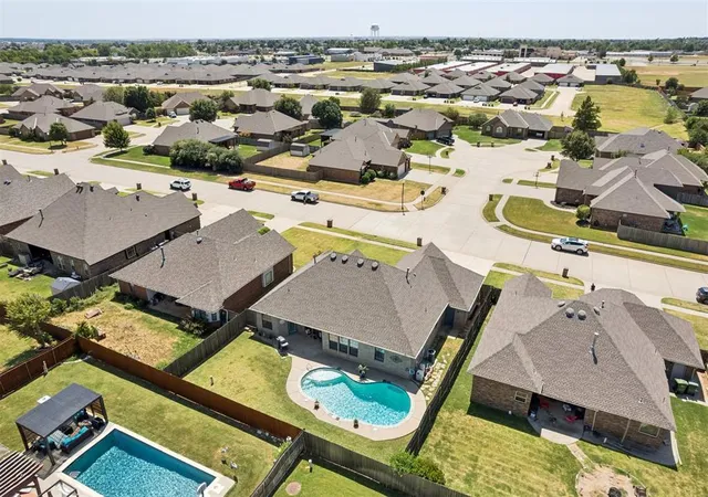 28th image of 817 Tea Rose Dr, Yukon, OK 73099 | MLS# 1195939