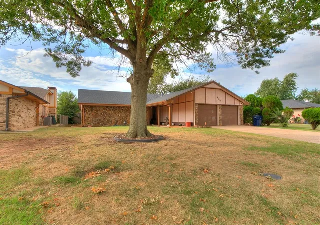 Photo 2 of Single family home for sale at 808 Nw 118th St, Oklahoma City, OK 73114 | MLS# 1196223 | Listing updated on 2025-10-16