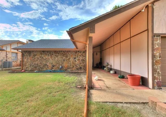 Photo 3 of Single family home for sale at 808 Nw 118Th St, Oklahoma City, OK 73114 | MLS# 1196223 | Listing updated on 2025-10-16