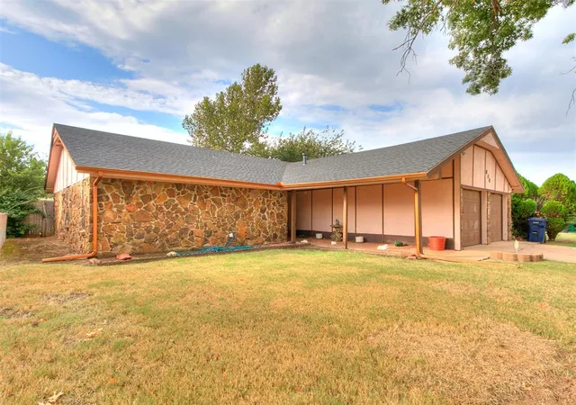Photo 5 of Single family home for sale at 808 Nw 118Th St, Oklahoma City, OK 73114 | MLS# 1196223 | Listing updated on 2025-10-16