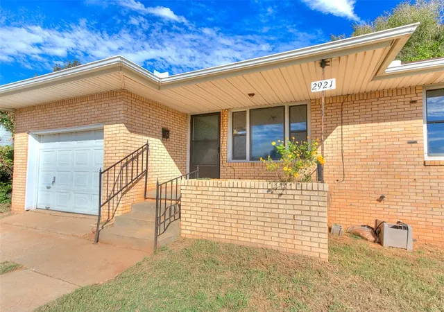 3rd image of 2921 Ne 17Th St, Oklahoma City, OK 73111 | MLS# 1196460