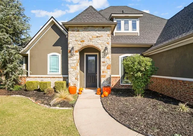 2nd image of 9500 Russell Dr, Yukon, OK 73099 | MLS# 1196466