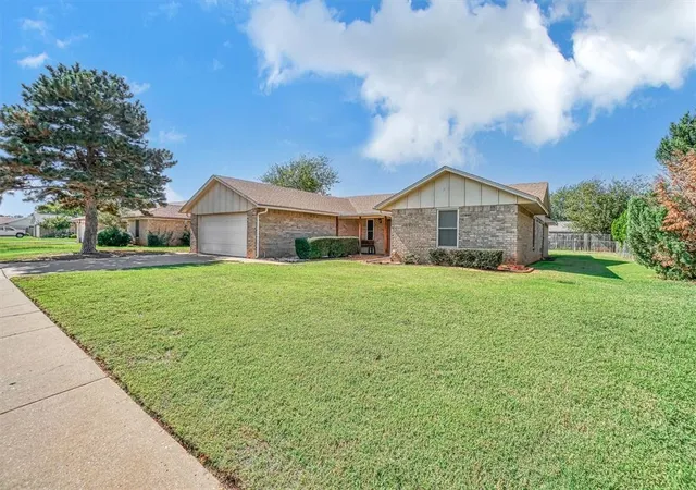 Photo 2 of Single family home for sale at 809 Canterbury Blvd, Altus, OK 73521 | MLS# 1196475 | Listing updated on 2025-10-23
