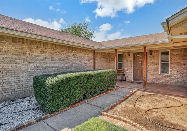 Photo 2 of Single family home for sale at 809 Canterbury Blvd, Altus, OK 73521 | MLS# 1196475 | Listing updated on 2025-10-23