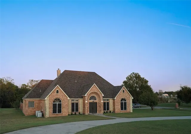 Photo 2 of Single family home for sale at 900 N Jensen Ln, Yukon, OK 73099 | MLS# 1196656 | Listing updated on 2026-09-15