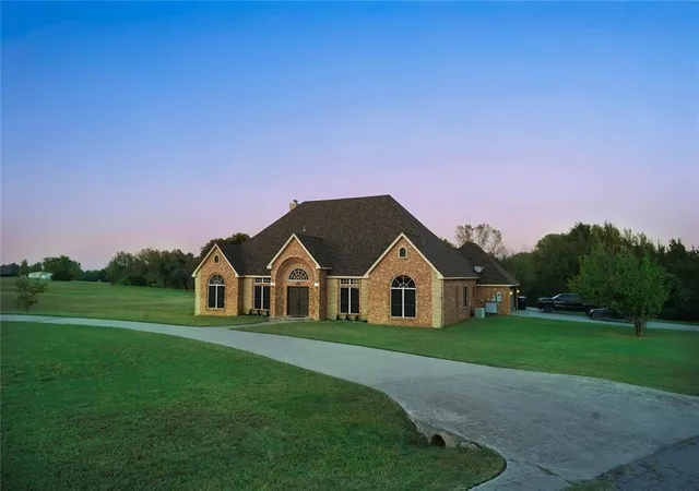 Photo 3 of Single family home for sale at 900 N Jensen Ln, Yukon, OK 73099 | MLS# 1196656 | Listing updated on 2026-09-15
