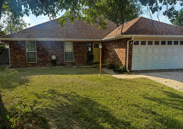 Photo 1 of Single family home for sale at 2000 Nw 8th Ave, Ardmore, OK 73401 | MLS# 1197297 | Listing updated on 2025-10-23