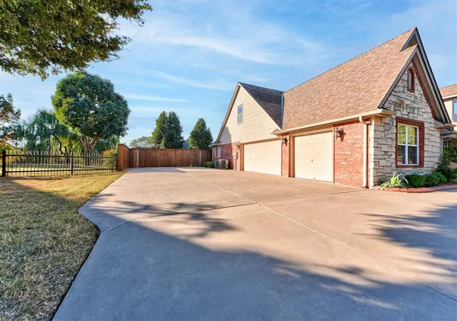 2nd image of 1304 Redbud Ct, Moore, OK 73160 | MLS# 1197383