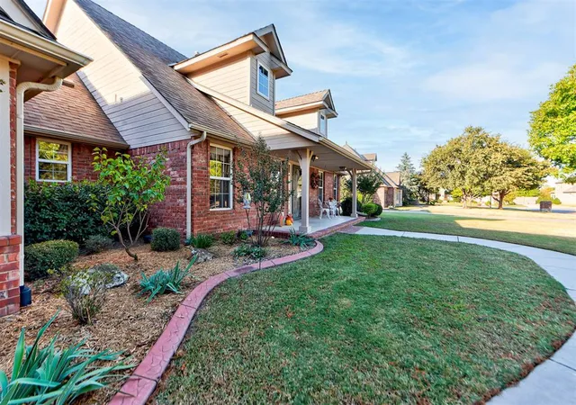 3rd image of 1304 Redbud Ct, Moore, OK 73160 | MLS# 1197383