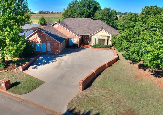 3rd image of 12021 Shady Trail Ln, Oklahoma City, OK 73120 | MLS# 1197541