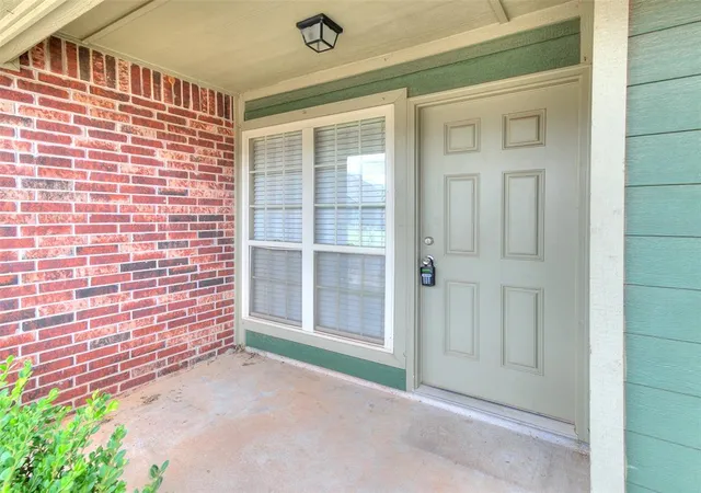 2nd image of 916 Sw 92nd St, Oklahoma City, OK 73139 | MLS# 1197909