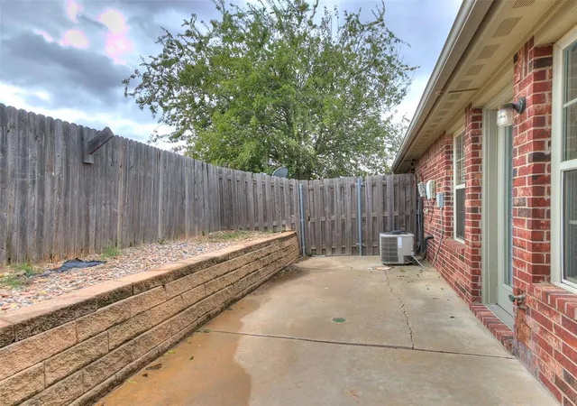 4th image of 916 Sw 92Nd St, Oklahoma City, OK 73139 | MLS# 1197909